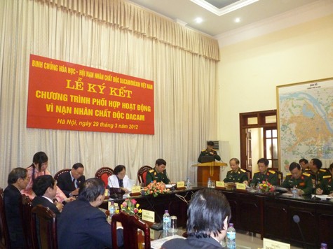 Lễ ký kết Chương trình phối hợp hoạt động vì nạn nhân da cam của Hội nạn nhân da cam/dioxin Việt Nam và Binh chủng hóa học, Bộ quốc phòng. (Ảnh Thu Hòe)